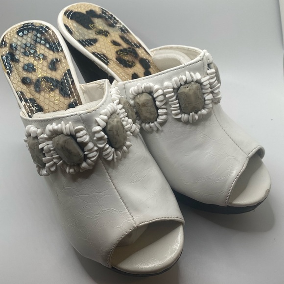 Vintage platform peep toe white with stone detailing size 71/2 - Picture 1 of 13